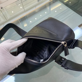 Prada Новая сумка через плечо Модель № 2VZ098 Эта лаконичная сум