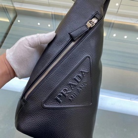 Prada Новая сумка через плечо Модель № 2VZ098 Эта лаконичная сум