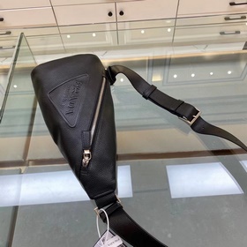 Prada Новая сумка через плечо Модель № 2VZ098 Эта лаконичная сум
