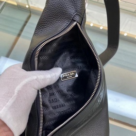 Prada Новая сумка через плечо Модель № 2VZ098 Эта лаконичная сум