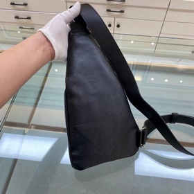 Prada Новая сумка через плечо Модель № 2VZ098 Эта лаконичная сум