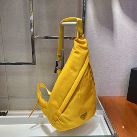 Prada Новая сумка через плечо Модель： 2VZ092 Новая модель сумки 