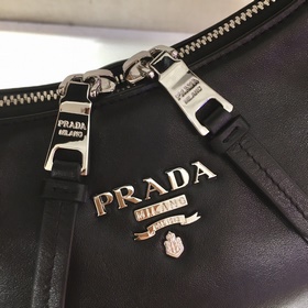 Prada  Модель： 1BC132 Кожаная сумка через плечо/подмышечная сумк