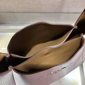 Prada Новая сумка-бакет Модель： 1BC127 Новейшая сумка-корзина Су