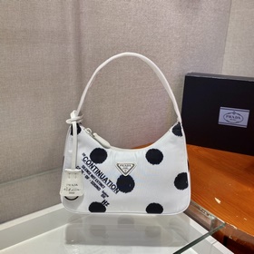 Prada сумка под мышку Артикул： 1NE515/2000 Эта мини-сумка из пе