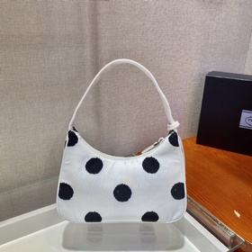Prada сумка под мышку Артикул： 1NE515/2000 Эта мини-сумка из пе