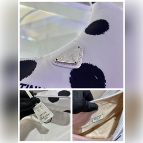 Prada сумка под мышку Артикул： 1NE515/2000 Эта мини-сумка из пе
