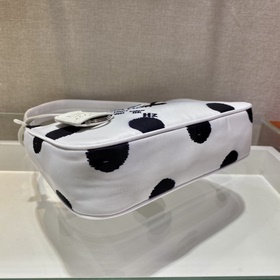 Prada сумка под мышку Артикул： 1NE515/2000 Эта мини-сумка из пе