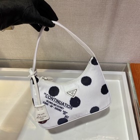 Prada сумка под мышку Артикул： 1NE515/2000 Эта мини-сумка из пе