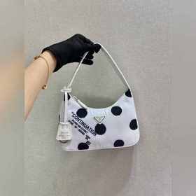 Prada сумка под мышку Артикул： 1NE515/2000 Эта мини-сумка из пе