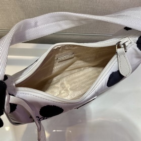 Prada сумка под мышку Артикул： 1NE515/2000 Эта мини-сумка из пе