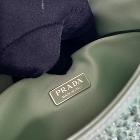 Prada Сумка под мышку с звездочками Модель： 1BC169 Эта сумка Cl
