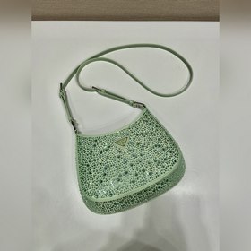 Prada Сумка под мышку с звездочками Модель： 1BC169 Эта сумка Cl