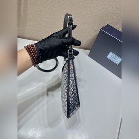 Prada Сумка под мышку с звездочками Артикул： 1BC169 Эта сумка Cl