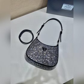 Prada Сумка под мышку с звездочками Артикул： 1BC169 Эта сумка Cl