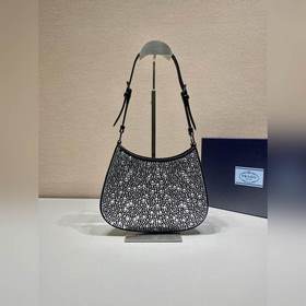 Prada Сумка под мышку с звездочками Артикул： 1BC169 Эта сумка Cl