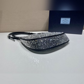 Prada Сумка под мышку с звездочками Артикул： 1BC169 Эта сумка Cl