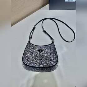 Prada Сумка под мышку с звездочками Артикул： 1BC169 Эта сумка Cl