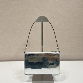Prada  Сумка с зеркальным покрытием и ромбовидным узором Модель：