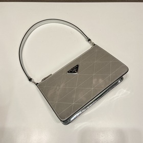 Prada  Сумка с зеркальным покрытием и ромбовидным узором Модель：