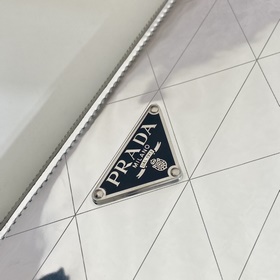 Prada  Сумка с зеркальным покрытием и ромбовидным узором Модель：