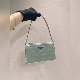 Prada  Сумка с зеркальным покрытием и ромбовидным узором Модель：