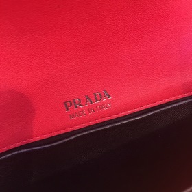 Prada Новейшая женская сумка под мышку, модель 1BD168 Изготовлен