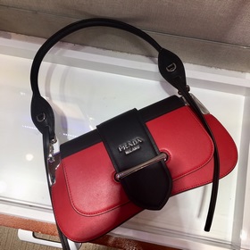 Prada Новейшая женская сумка под мышку, модель 1BD168 Изготовлен