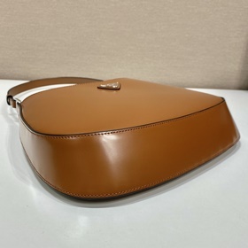 PRADA Новая сумка под мышку 2022 года в новых цветах. Подержанна