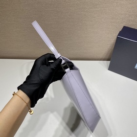 PRADA Новая модель сумки под мышку Новая модель сумки под мышку