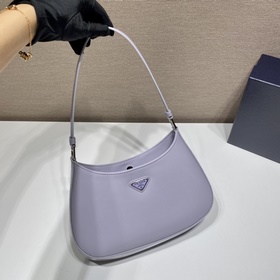 PRADA Новая модель сумки под мышку Новая модель сумки под мышку