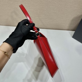 PRADA Новая сумка под мышку 2022 года в новых цветах Подержанная