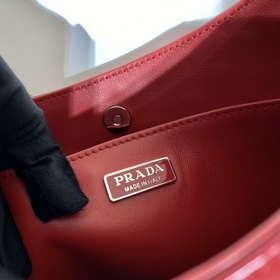PRADA Новая сумка под мышку 2022 года в новых цветах Подержанная
