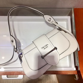 PRADA  Новый цвет женской сумки под мышку Модель： 1BD168 Изготов