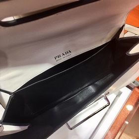 PRADA  Новый цвет женской сумки под мышку Модель： 1BD168 Изготов
