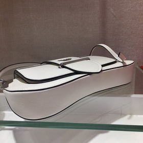 PRADA  Новый цвет женской сумки под мышку Модель： 1BD168 Изготов