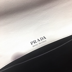 PRADA  Новый цвет женской сумки под мышку Модель： 1BD168 Изготов