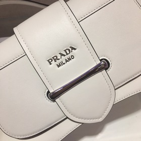 PRADA  Новый цвет женской сумки под мышку Модель： 1BD168 Изготов