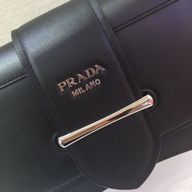 Новая женская сумка PRADA под мышкой, модель： 1BD168 Изготовлена
