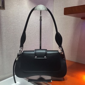 Новая женская сумка PRADA под мышкой, модель： 1BD168 Изготовлена