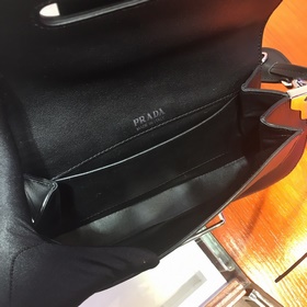 Новая женская сумка PRADA под мышкой, модель： 1BD168 Изготовлена 