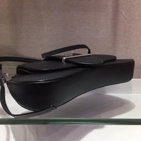 Новая женская сумка PRADA под мышкой, модель： 1BD168 Изготовлена 