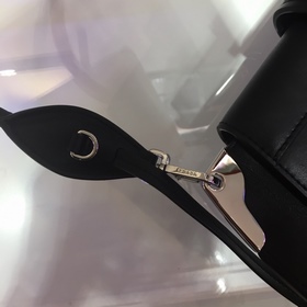 Новая женская сумка PRADA под мышкой, модель： 1BD168 Изготовлена 