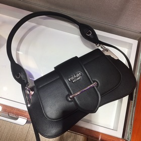 Новая женская сумка PRADA под мышкой, модель： 1BD168 Изготовлена 