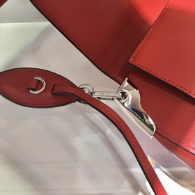 PRADA Новая модель женской сумки под мышку в новых цветах Модель：