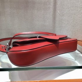 PRADA Новая модель женской сумки под мышку в новых цветах Модель：