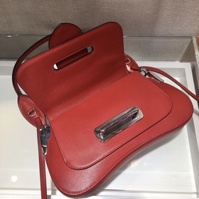 PRADA Новая модель женской сумки под мышку в новых цветах Модель：