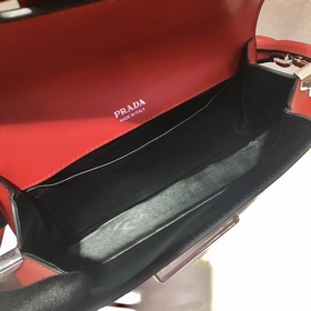 PRADA Новая модель женской сумки под мышку в новых цветах Модель：