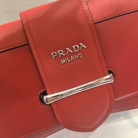 PRADA Новая модель женской сумки под мышку в новых цветах Модель：