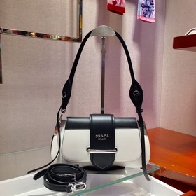 Новая женская сумка PRADA под мышкой, модель： 1BD168 Изготовлена
